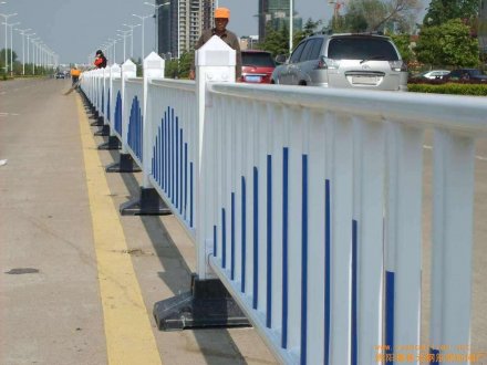 道路護(hù)欄怎么賣的？多少錢？